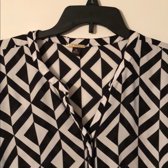 Dana Buchman blouse with black and white. - Picture 3 of 5